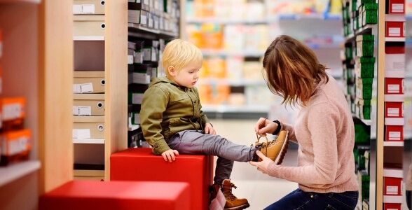 Beratung bei Kinderschuhen in unseren Geschäften